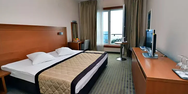 4* hotel na ostrově Pag: soukromá pláž, bazény, polopenze + dítě zdarma