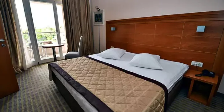 4* hotel na ostrově Pag: soukromá pláž, bazény, polopenze + dítě zdarma