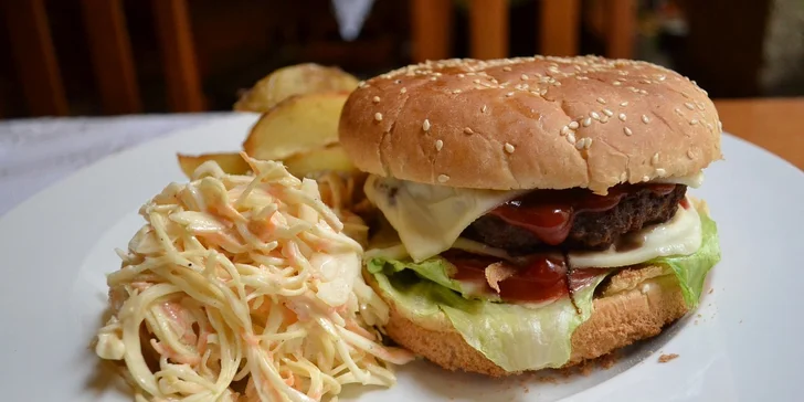 2 burgery a 2 piva v restauraci U Matěje Kotrby