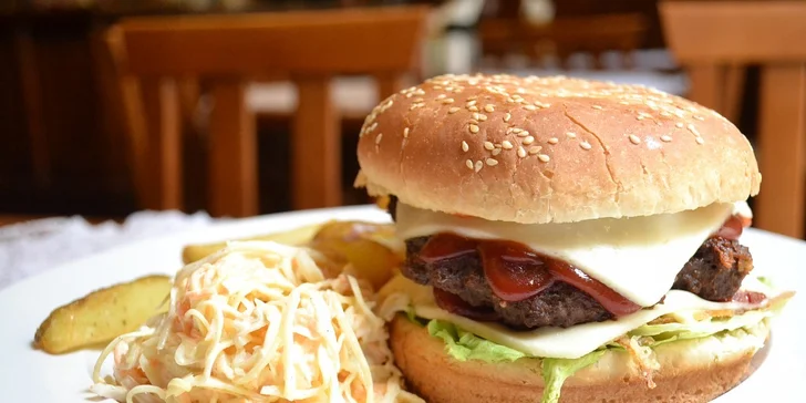 2 burgery a 2 piva v restauraci U Matěje Kotrby