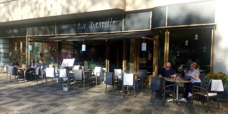 Pochoutka, která má šťávu: Masové fondue pro 2 v restauraci La Bastille