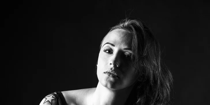 Profesionální focení v ateliéru dle výběru: portrét, glamour či budoir