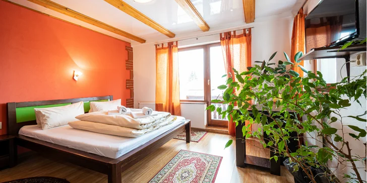 Ve dvoulůžkovém pokoji (20 m²) na vás bude čekat manželská postel, TV, koupelna se sprchovým koutem, skříň, ručníky i ložní prádlo.