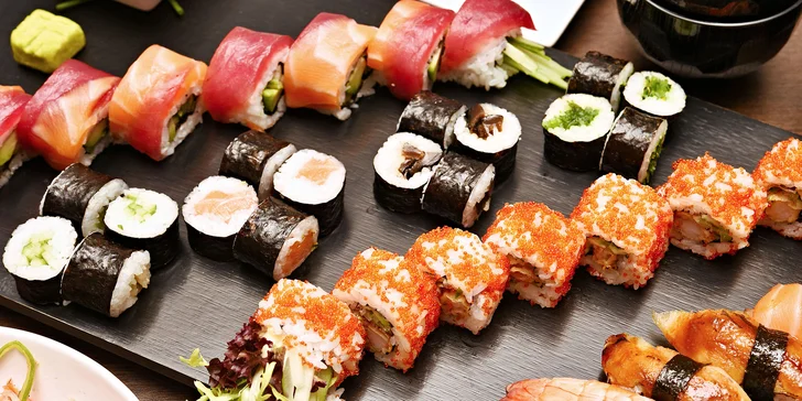 Samurai menu pro 2 sushi bojovníky: 38 ks sushi, polévka, salát i dezert