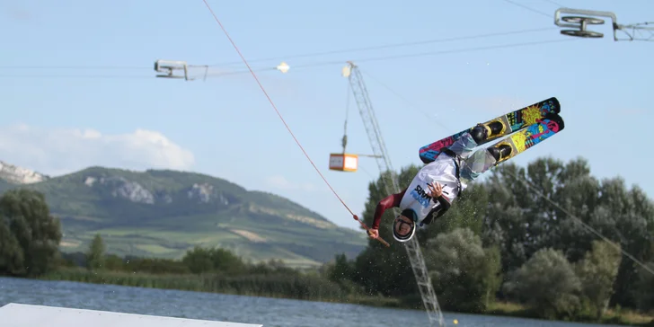 60 min. na wakeboardu pro dospělé i děti včetně vybavení a instruktáže