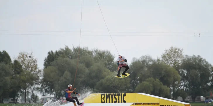 60 min. na wakeboardu pro dospělé i děti včetně vybavení a instruktáže
