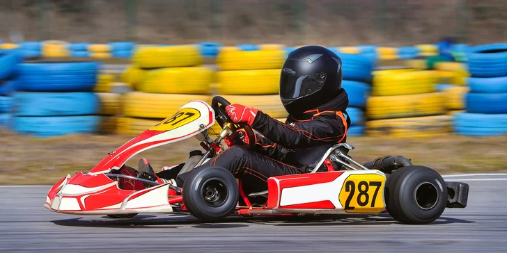 Adrenalin na nejdelší dráze východních Čech: jízda v závodní motokáře