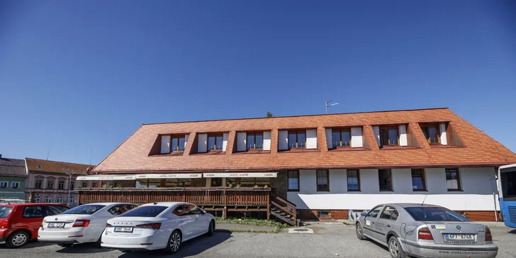 Zaparkujete přímo před hotelem.