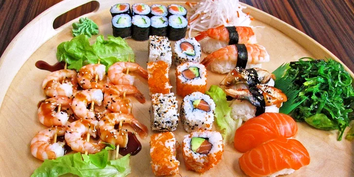 Svěží chuť Asie: 39 kousků sushi s krevetami, lososem, úhořem i avokádem