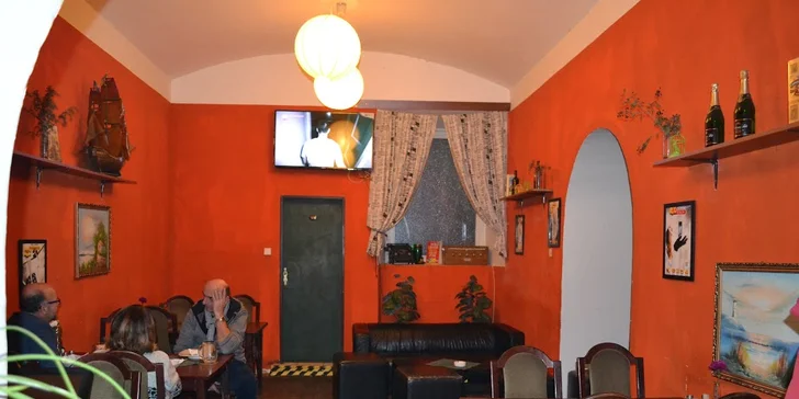 S kebabem můžete posedět uvnitř podniku, nebo si ho odnést s sebou.