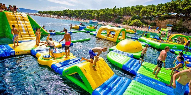 Vstupenka na vodní skákadla: trampolíny, prolézačky i vodní válec