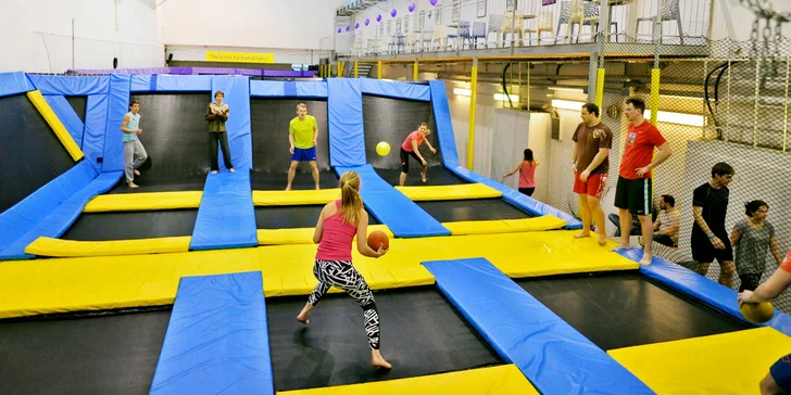 Hodina hopsání, skákání a řádění na trampolínách v JumpParku Brno