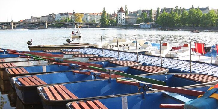 Romantika i zábava na Vltavě: hodinový pronájem lodičky až pro 4 osoby