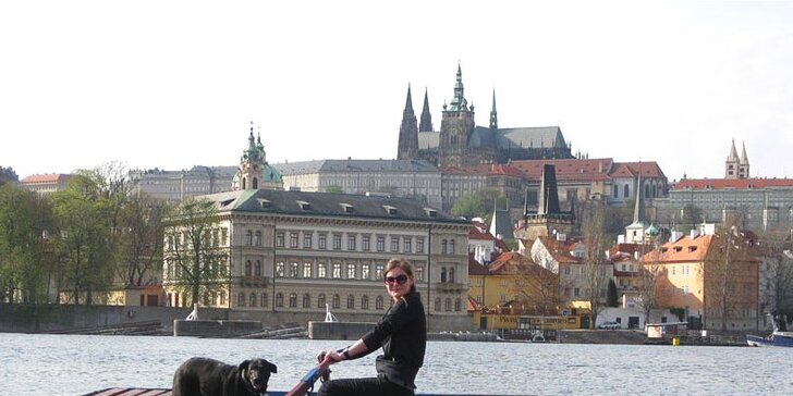 Romantika i zábava na Vltavě: hodinový pronájem lodičky až pro 4 osoby