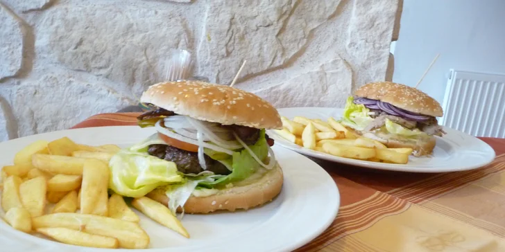 Dva 350g burgery s vepřovým a hovězím masem a steakové hranolky