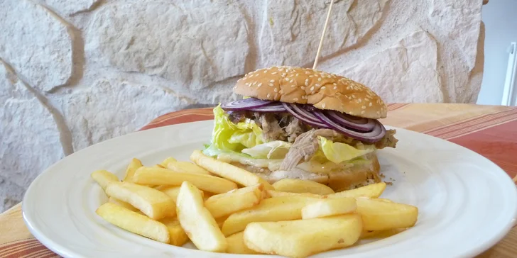 Dva 350g burgery s vepřovým a hovězím masem a steakové hranolky