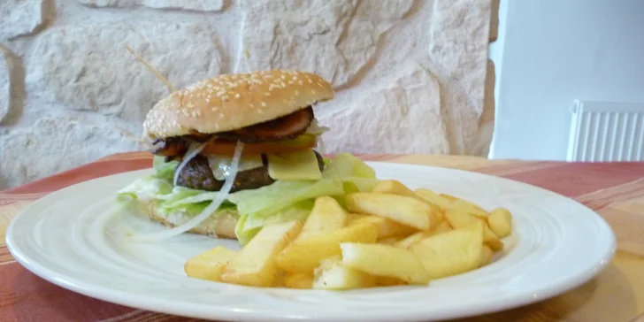 Dva 350g burgery s vepřovým a hovězím masem a steakové hranolky