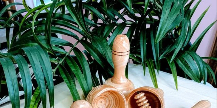Tato masáž dřevěnými válečky pomáhá proti celulitidě. 