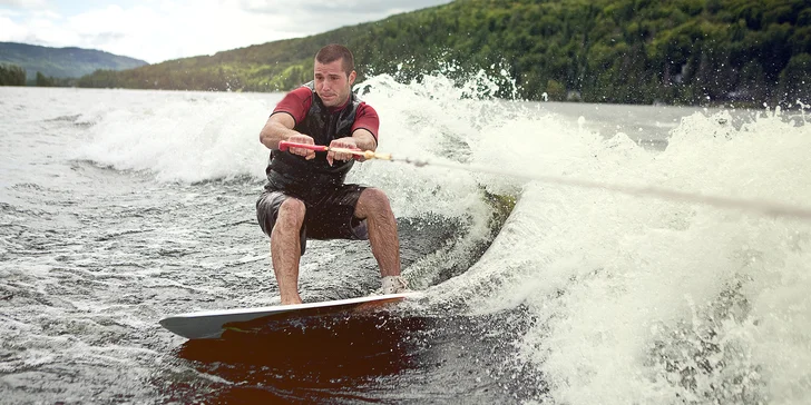60 min. na wakeboardu pro dospělé i děti včetně vybavení a instruktáže