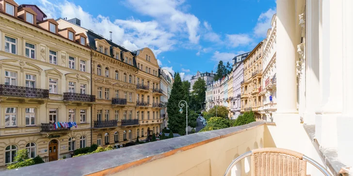 Hotel stojí v centre mesta, asi 5 minút od Sadovej kolonády a 15 minút od Vřídla.