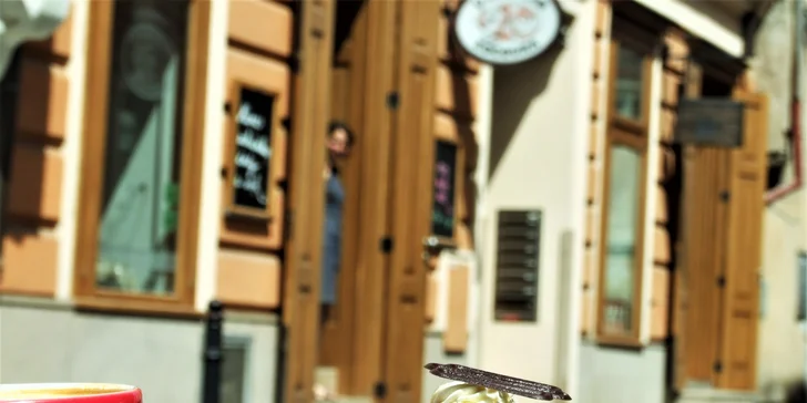 Otevřený voucher do kavárny U Mlsného kocoura: káva, dortíky i zmrzlina