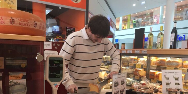600 g čerstvých švýcarských sýrů k přípravě tradičního fondue