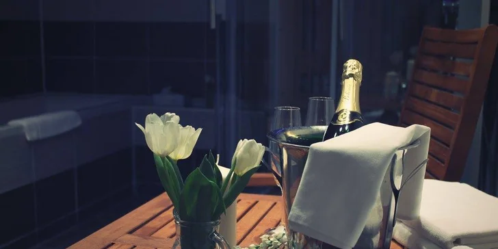 Bublinky nebudú len v jacuzzi, ale aj vo vašom pohári – skvelý oddych je doplnený o fľašu prosecca. 