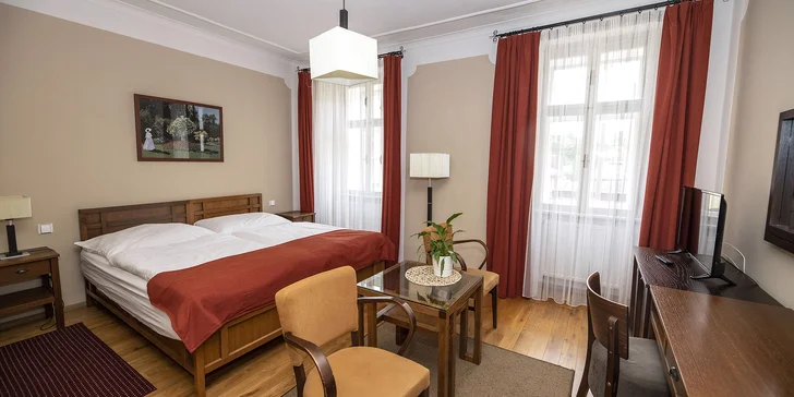 Hotel je jedinečnou kombinací pobytu v rušném horském městečku Vrchlabí a pobytu v překrásném chráněném horském prostředí Krkonoš.