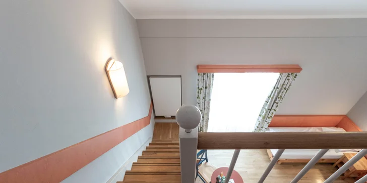 Rodiny alebo skupiny priateľov zas nadchne rodinná izba (16 m²), ktorá šikovne využíva priestor vďaka mezonetovému poschodiu.