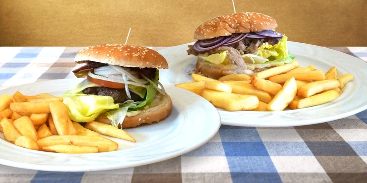 Dva 350g burgery s vepřovým a hovězím masem a steakové hranolky