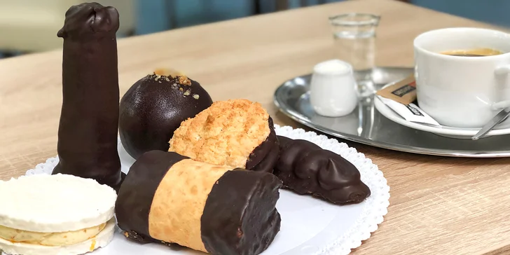 Zákusek a káva podle výběru: frappé, cappuccino nebo espresso