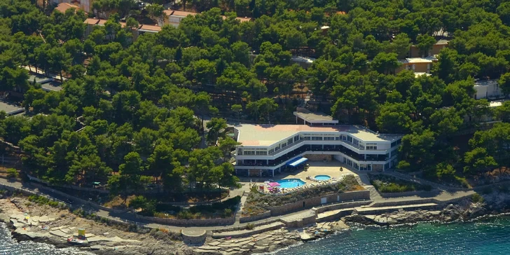 Rodinná dovolená na ostrově Hvar: polopenze, bazény a až 2 děti zdarma