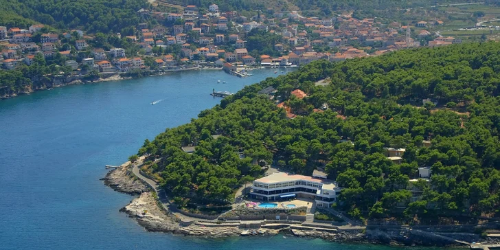 Rodinná dovolená na ostrově Hvar: polopenze, bazény a až 2 děti zdarma