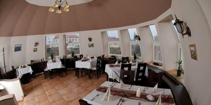 2 pizzy v restauraci s krásným výhledem na historický zámek a hradby