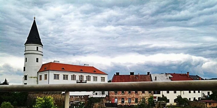 2 pizzy v restauraci s krásným výhledem na historický zámek a hradby