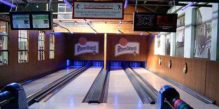 Zábava na bowlingu + výborná kuřecí křidélka