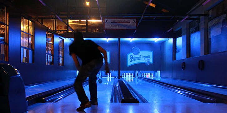 Zábava na bowlingu + výborná kuřecí křidélka