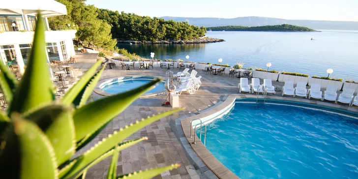 Rodinná dovolená na ostrově Hvar: polopenze, bazény a až 2 děti zdarma