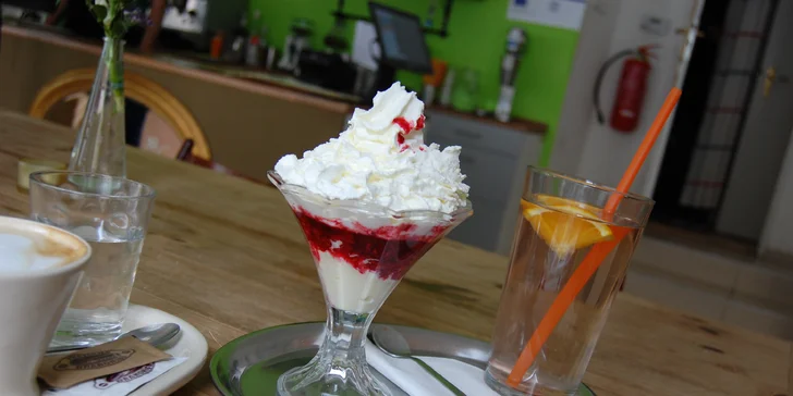 Posezení v tréninkové kavárně: horké maliny a káva nebo domácí limonáda