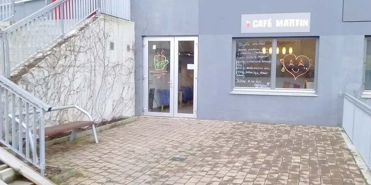 Posezení v tréninkové kavárně: horké maliny a káva nebo domácí limonáda