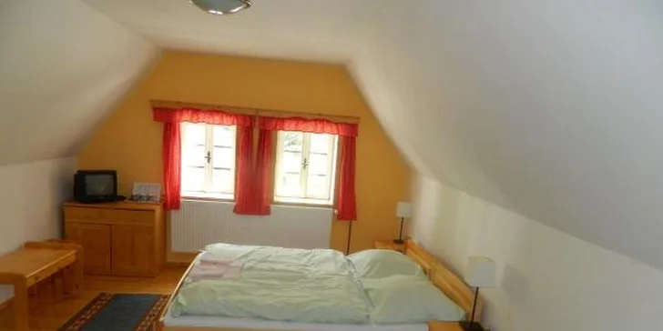 Zimní nebo jarní turistika v Krkonoších: ubytování se stravou v horské chalupě