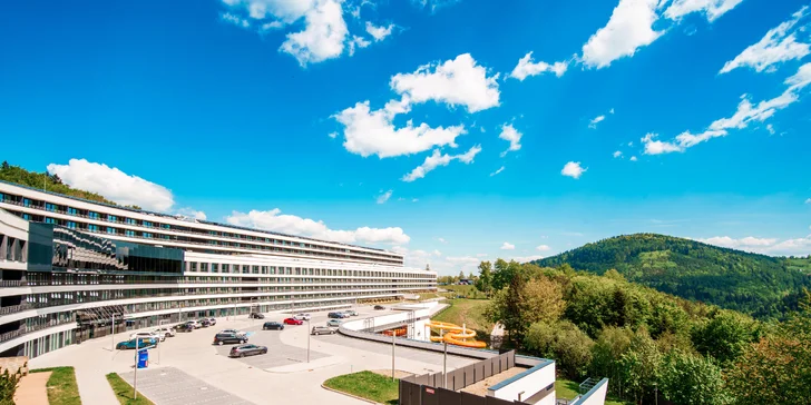 V okolí jsou turistické i cyklistické trasy, v hotelu vám půjčí kola i elektrokola a v zimě lyže. 