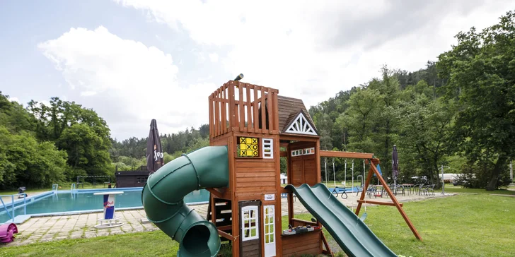 Sportovní využití zdarma: Fotbalové a volejbalové hřiště, trampolína, houpačky, bazén.