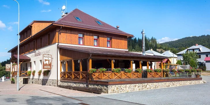 V létě dostanete také slevovou kartu na atrakce v okolí, např. na vstup do skanzenu či muzea Tatra Kopřivnice. 