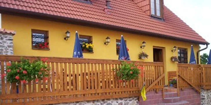 69 Kč za maxi vepřový řízek a přílohu dle přání v restauraci Hrádecký dvůr. Pořádná porce masa s hranolky nebo bramborem a se slevou 53 %.