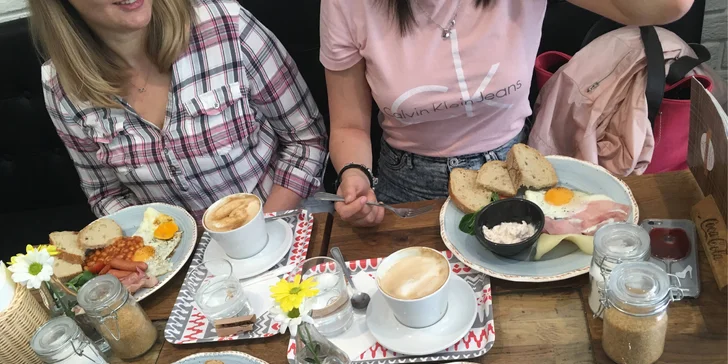 Snídaně all you can eat podávané po celý den: anglická, česká, fit a další