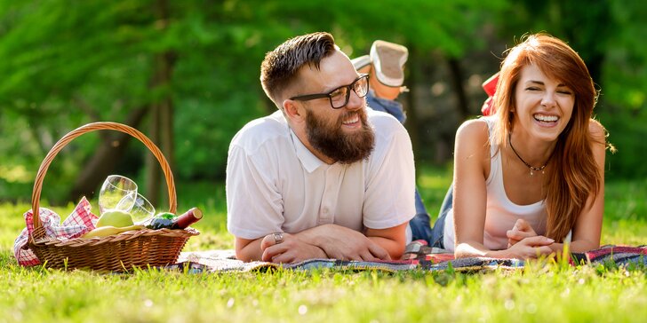 Piknik pod širým nebem: půjčte si koš plný dobrot a drinků i deku na sezení