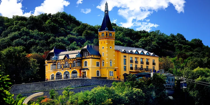 Hotel stojí na kopci nad městem, a nabízí tak svým hostům krásné výhledy do okolní krajiny.