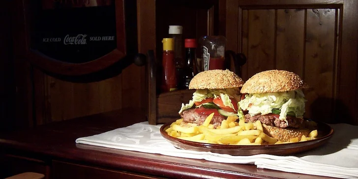 Dva obří hamburgery v hromadě hranolek