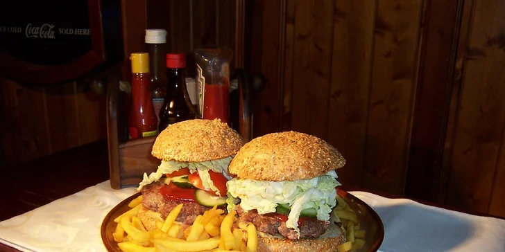 Dva obří hamburgery v hromadě hranolek
